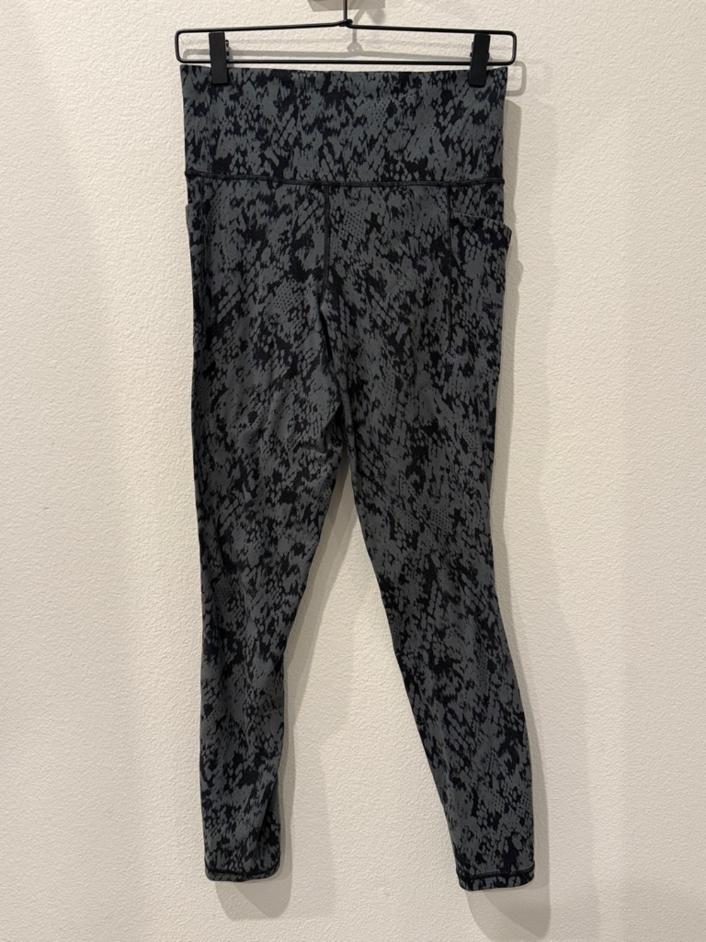 Athleta Salutation Stash Gray‎ and Black 7/8 Pocket Leggings Medium